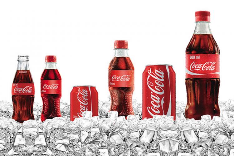 Diferentes garrafas e latas de Coca-Cola